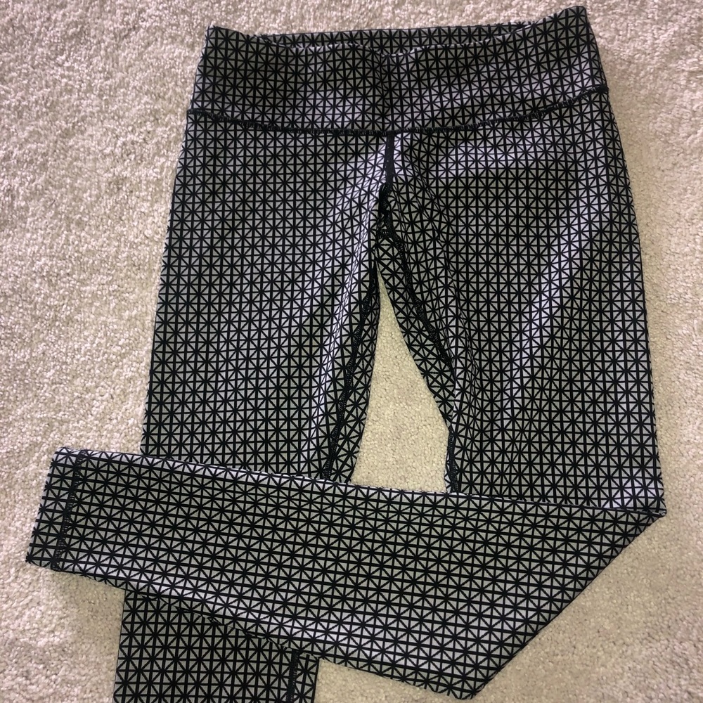 Lulu Wunder Under in Tri Geo Silver Spoon Black